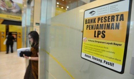 Seorang nasabah keluar dari sebuah bank swasta yang dijamin Lembaga Penjamin Simpan (LPS), di Jakarta, Senin (18/2/2019). 