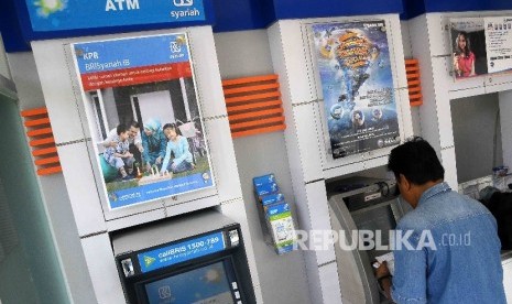 Seorang nasabah melakukan transaksi menggunakan ATM Bank BRI Syariah. (Ilustrasi)