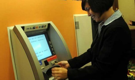  Seorang nasabah menarik uang tunai dari ATM (Ilustrasi)