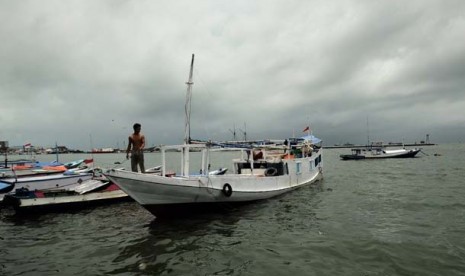 Seorang nelayan berada di perahunya sebelum melaut di wilayah perairan Makassar, Sulsel.