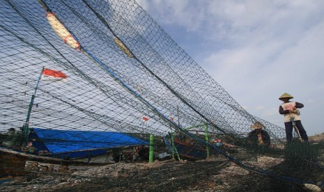 Seorang nelayan memperbaiki jaring cantrang di dermaga Karangsong, Indramayu, Jawa Barat, Rabu (11/2). Sejak dua pekan terakhir, nelayan jaring cantrang di daerah tersebut tidak berani melaut akibat pelarangan penggunaan jaring cantrang dan hela