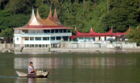 Seorang nelayan mencari ikan bilih, di tepian Danau Singkarak, Nagari Sumpur, Kec.Batipuh Selatan, Kab.Tanah Datar, Sumbar.