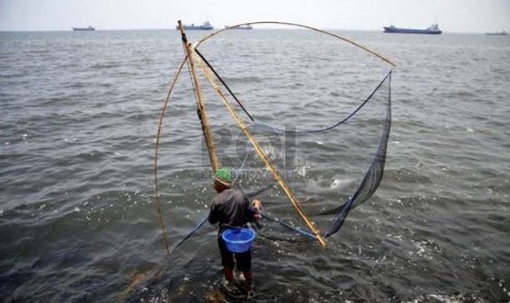  Seorang nelayan mengangkat jaring di wilayah pesisir pantai. (ilustrasi)