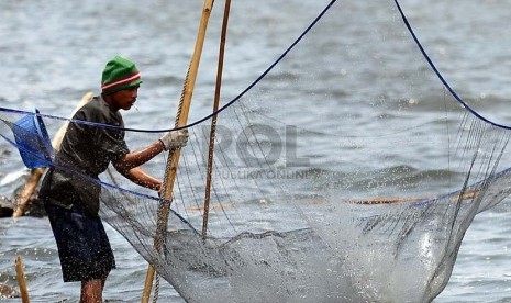 Seorang nelayan mengangkat jaring udang rebon di wilayah pesisir pantai Jakarta Utara, Selasa (8/10). (Republika/Prayogi)