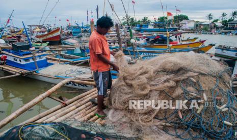 Seorang nelayan merapikan jala ikan untuk menangkap ikan di Pangkalan Pendaratan Ikan (PPI) Binuangeun di Kabupaten Lebak, Provinsi Banten, Ahad (8/3/2020).