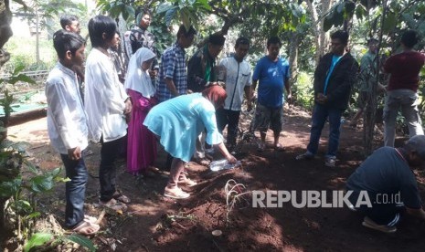 Seorang Nenek, Jua (69) tewas setelah ditusuk oleh cucunya, Azis (20) di  rumahnya di Kampung Kepuh, Kecamatan Padalarang, Kabupaten Bandung Barat, Jumat (20/10). Terdapat 11 luka tusukan di bagian perut dan satu tusukan di bagian leher.