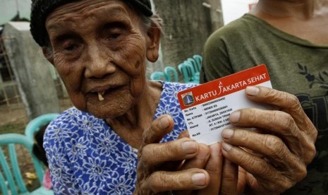   Seorang nenek warga Marunda, Jakarta Utara menunjukkan kartu Jakarta Sehat, yang diberikan Gubernur DKI Jakarta, Joko Widodo. Senin (12/11). (Adhi Wicaksono)