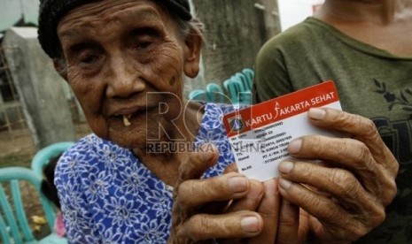   Seorang nenek warga Marunda, Jakarta Utara menunjukkan kartu Jakarta Sehat, yang diberikan Gubernur DKI Jakarta, Joko Widodo. Senin (12/11). (Adhi Wicaksono)