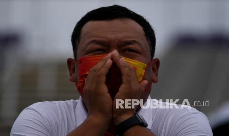 Seorang ofisial dari China menyemangati atlet panahannya saat bertanding dalam Olimpiade Tokyo 2020 di Yumenoshima Park Archery Field, Tokyo, Jepang, Senin (26/7/2021). Penyelenggaraan Olimpiade yang diselenggarakan tanpa penonton dari kalangan umum tersebut merupakan keputusan di tengah kondisi darurat COVID-19 yang sedang diberlakukan di Ibu Kota Jepang. 