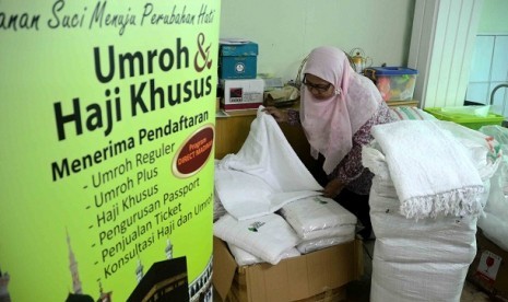 Seorang Panitia Pelaksana Ibadah Haji ONH plus tengah merapihkan kain ihram di salah satu travel perjalanan haji dan umrah dikawasan Tebet, Jakarta, Selasa (25/9).