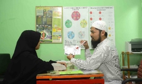 Seorang pasien berkonsultasi tentang kesehatannya di sebuah tempat pengobatan nabawi di Jakarta.