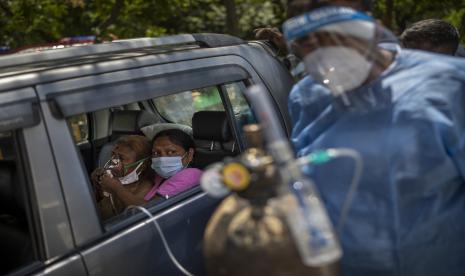 Seorang pasien menerima oksigen di dalam mobil yang disediakan oleh Gurdwara, tempat ibadah Sikh, di New Delhi, India, Sabtu, 24 April 2021. Kekurangan oksigen medis di India menjadi begitu parah sehingga gurdwara ini mulai menawarkan sesi pernapasan bebas dengan tangki bersama untuk pasien COVID-19 yang menunggu ranjang rumah sakit.