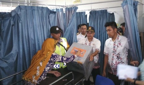 Seorang pasien menggunakan hak pilihnya dalam pilkada Kabupaten Tasikmalaya di RSUD Singaparna Medika Citrautama, Rabu (9/12).