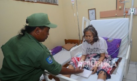 Seorang pasien mengikuti proses pencoblosan Pilkada Kota Tasikmalaya di Rumah Sakit Umum Daerah (RSUD) Dokter Soekardjo Tasikmalaya, Jawa Barat, Rabu (15/2). 