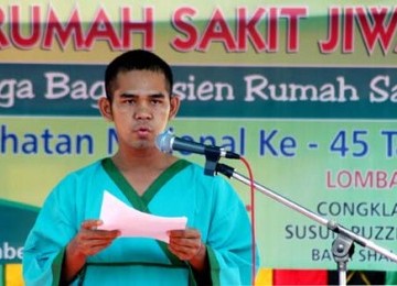 Seorang pasien sakit jiwa membaca puisi karyanya berjudul “Aku Ingin Pintar” saat perlombaan memperingati hari kesehatan ke-45 di RSJ Banda Aceh. (ilustrasi)