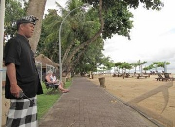 Seorang pecalang menjaga objek wisata Pantai Sanur, Bali, pada Hari Raya Nyepi Tahun Baru Saka 1934, Jumat (23/3).