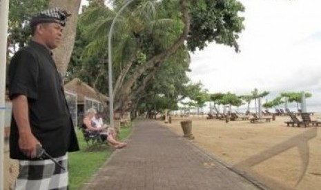 Seorang pecalang menjaga objek wisata Pantai Sanur, Bali, pada Hari Raya Nyepi Tahun Baru Saka 1934, Jumat (23/3).