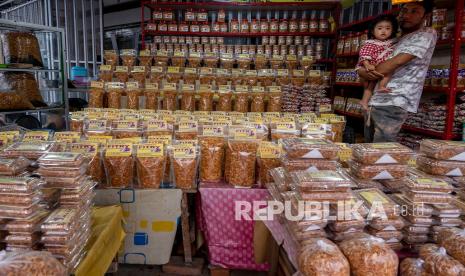 Rektor UI: UMKM Salah Satu Barometer Perekonomian Nasional. Seorang pedagang bawang merah goreng khas Palu menunggu pembeli di Palu, Sulawesi Tengah, Senin (21/6/2021). Hasil survei Bank Indonesia menyebutkan sebanyak 12,5 persen UMKM tidak terdampak olles pandemi COVID-19, bahkan 27,6 persen di antaranya masih mengalami peningkatan penjualan. 