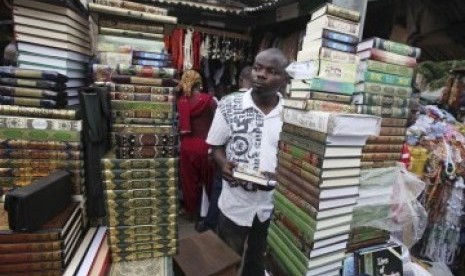 Seorang pedagang buku di depan kiosnya di Masjid Raya Lagos, Nigeria