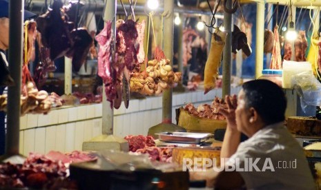 Seorang pedagang daging sapi menunggu Pembeli di Pasar Kosambi, Kota Bandung, (ilustrasi).