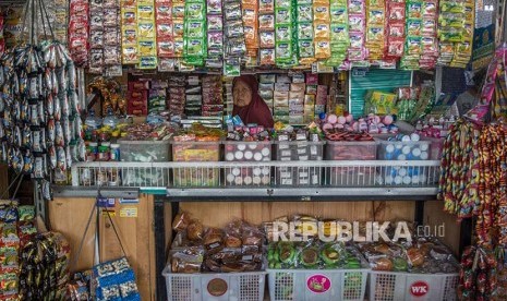 Seorang pedagang makanan dan minuman ringan menanti pembeli di Pasar Rakyat Peterongan, Semarang, Jawa Tengah, Kamis (20/7). Untuk membentuk karakter wirausaha masyarakat Indonesia, pemerintah melalui Kementerian Keuangan bersama Lembaga Keuangan Bukan Bank (LKBB)  tahun ini telah menerbitkan regulasi kredit pembiayaan ultra mikro (UMI) dengan alokasi anggaran Rp1,5 triliun bagi pengusaha mikro