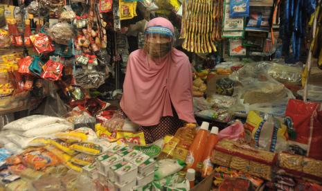 Seorang pedagang memakai pelindung (face shield) di wajahnya usai sosialisasi alat pelindung diri (APD) bagi pedagang di Pasar Sekip Ujung, Palembang, Sumatera Selatan, Jumat (26/6/2020). Sosialisasi APD tersebut dilakukan agar pedagang pasar memahami pentingnya melindungi diri dan orang lain di mana sejumlah pasar di Palembang sudah tercatat menjadi klaster penyebaran COVID-19. 