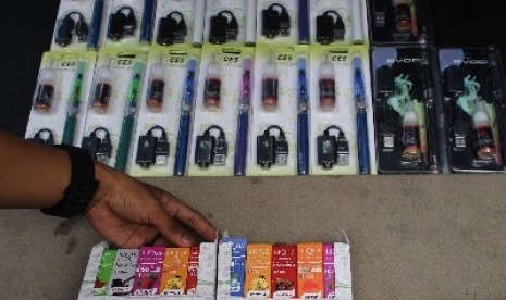 Seorang pedagang memperlihatkan rokok elektrik dagangannya di Jalan Dr Mansyur Medan, Sumut, Selasa (2/12). Rokok elektrik yang bisa dibeli dengan isi ulang tersebut kini banyak digemari masyarakat yang dijual dengan harga Rp 150 ribu - Rp 180 ribu (tergan