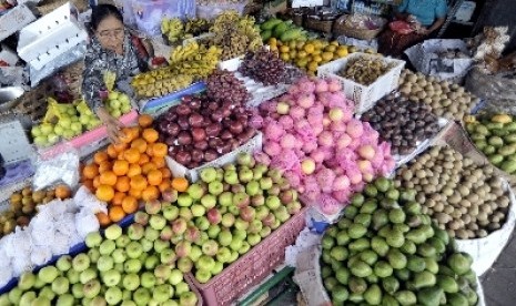 Seorang pedagang menata berbagai jenis buah impor (ilustrasi).