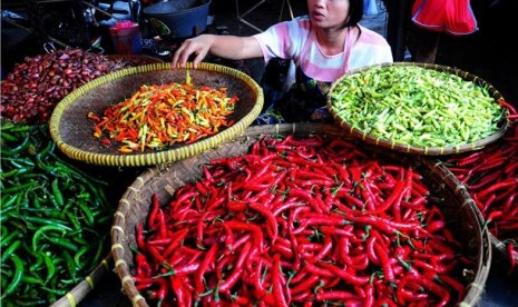 Seorang pedagang menata dagangan cabainya. (ilustrasi) Pedagang mengeluhkan harga cabai rawit dan bawang merah yang masih tinggi di pasaran. 