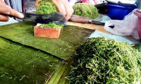 Rujak Daun, Makanan Khas Berbuka Puasa di Aceh. Seorang pedagang mengiris aneka dedaunan untuk membuat makanan khas Ramadhan khas Aceh, Seunicah Oen (Rujak Daun) yang dijual hanya pada bulan suci Ramadhan di kawasan pusat pasar Jeuram, Kecamatan Seunagan, Kabupaten Nagan Raya, Provinsi Aceh, Senin (18/5). 