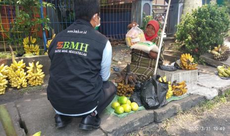 Seorang pedagang pisang di Pontianak, Kalimantan Barat, menerima bantuan sembako dari BMH.