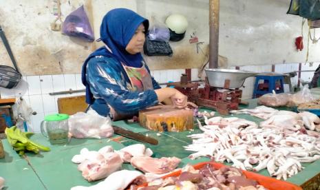 Seorang pedagang sedang menjual daging ayam di Pasar Besar Kota Malang. Tingkat inflasi di Kota Malang pada April 2022 mencapai 1,44 persen.