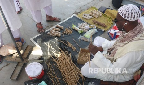 Sunnah Bersiwak Ketika Masuk Rumah. Seorang pedagang siwak di depan Masjid Quba, Madinah, Arab Saudi, Sabtu (23/9). 