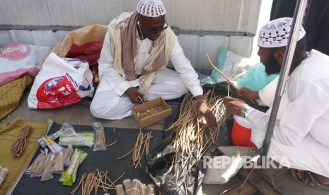 Manfaat Ilmiah Siwak untuk Kesehatan Gigi dan Mulut. Seorang pedagang siwak di depan Masjid Quba, Madinah, Arab Saudi, Sabtu (23/9).  