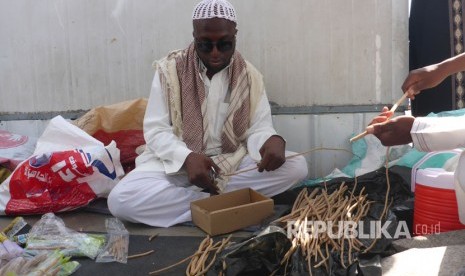 Seorang pedagang siwak di depan Masjid Quba, Madinah, Arab Saudi, Sabtu (23/9). 