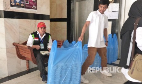 Seorang pegawai katering mendistribusikan makan siang bagi jamaah haji Indonesia di Hotel Jauharat Uhud, Madinah, Kamis (10/8). 