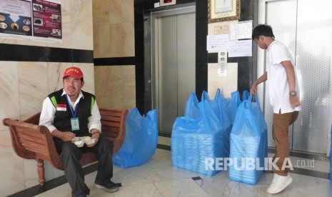 Seorang pegawai katering mendistribusikan makan siang bagi jamaah haji Indonesia di Hotel Jauharat Uhud, Madinah, Kamis (10/8). 