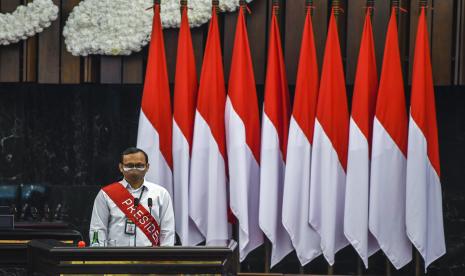 Seorang pegawai melakukan gladi persiapan sidang tahunan MPR dan pidato Kenegaraan Presiden di Kompleks Parlemen, Senayan, Jakarta, Jumat (13/8/2021). Presiden Joko Widodo direncanakan menghadiri Sidang Tahunan MPR, dan Sidang Bersama DPR dan DPD, Pidato Kenegaraan Presiden dalam rangka peringatan HUT ke-76 pada tanggal 16 Agustus 2021.