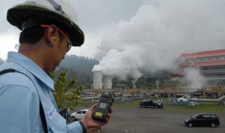 Seorang pegawai memeriksa kondisi udara menggunakan multigas detector di lokasi pembangkit listrik tenaga panasbumi (PLTP) di Chevron Geothermal Salak, Sukabumi, Jawa Barat, Rabu (4/11). 