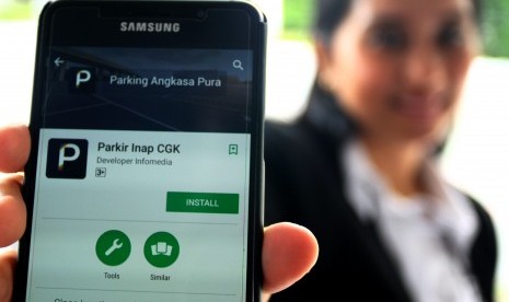 Seorang pegawai menunjukan aplikasi parkir online di kawasan Bandara Soekarno-Hatta, Tangerang, Banten, Kamis (20/4).