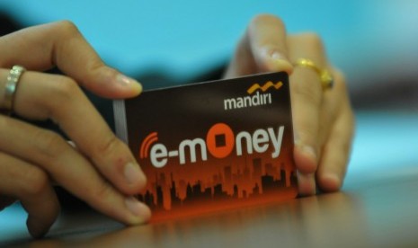 Seorang pegawai menunjukkan model layanan uang elektronik (E-Money) berbentuk kartu dari Bank Mandiri, di Jakarta, Selasa (51/7).  (Republika/Prayogi).