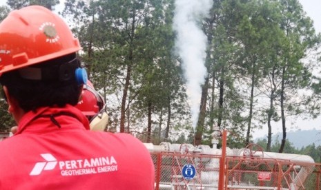 Seorang pegawai PGE-AK tengah memeriksa kondisi salah satu sumur geothermal di Kamojang.