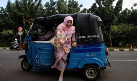   seorang pegawai PNS Provinsi DKI Jakarta turun dari bajaj, untuk bekerja ke Kantor Balaikota DKI Jakarta, Jumat (3/1). (Republika/Yasin Habibi)