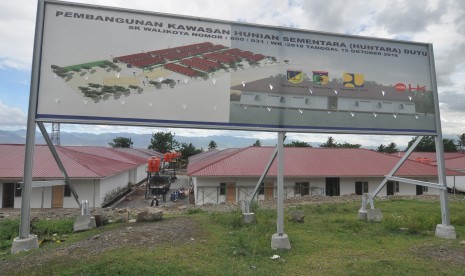 Seorang pekerja beraktivitas di sekitar blok Hunian Sementara (Huntara) bantuan pemerintah yang dibangun di Kelurahan Duyu, Palu, Sulawesi Tengah, Minggu (16/12/2018). 