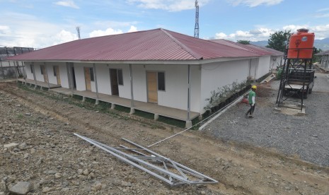 Seorang pekerja beraktivitas di sekitar blok Hunian Sementara (Huntara) bantuan pemerintah yang dibangun di Kelurahan Duyu, Palu, Sulawesi Tengah, Minggu (16/12/2018).