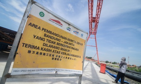 Seorang pekerja berjaga di lokasi pabrik pembuatan girder kereta cepat di Kopo, Bandung, Jawa Barat, Senin (4/2/2019).