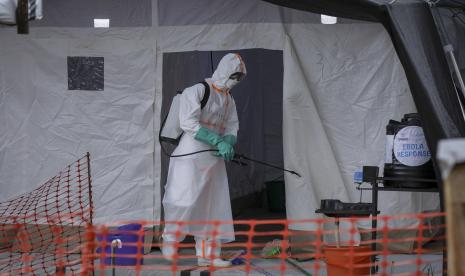 Seorang pekerja medis mensterilkan tenda yang digunakan untuk orang yang dicurigai sebagai korban Ebola di dalam pusat isolasi Ebola Pusat Kesehatan Madudu III, di desa Madudu, di distrik Mubende, Uganda, Selasa, 1 November 2022. Kepala Kesehatan Dunia Organization mengatakan pada hari Rabu, 16 November 2022, bahwa ia mengharapkan dosis pertama vaksin Ebola yang menargetkan jenis penyebab wabah saat ini di Uganda akan tiba di negara tersebut minggu depan. 