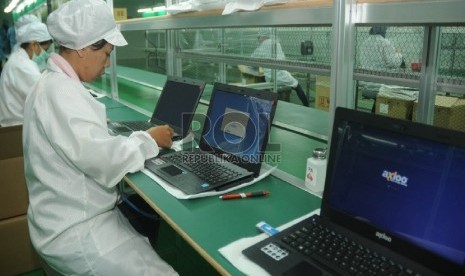 Seorang pekerja melakukan pengecekan laptop Axioo usai dirakit di pabrik perakitannya di Kawasan Industri Pulogadung Jakarta, Selasa (13/10).