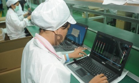 Seorang pekerja melakukan pengecekan laptop usai dirakit di pabrik di Kawasan Industri Pulogadung, Jakarta, Selasa (13/10).