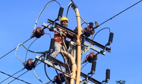 Seorang pekerja melakukan perbaikan dan pergantian kabel jaringan listrik di Desa Blang Jambe, Julok, Aceh Timur, Aceh, Sabtu (8/12/2018).